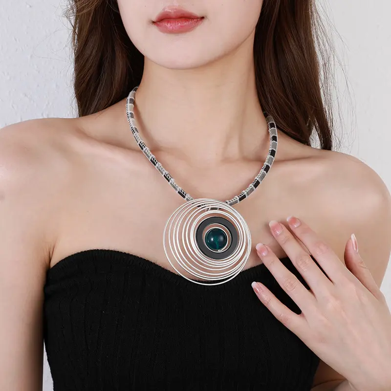 Necklace: Versatile and fashionable European and American style necklace, high-end short chain with spiral design, simple women's jewelry