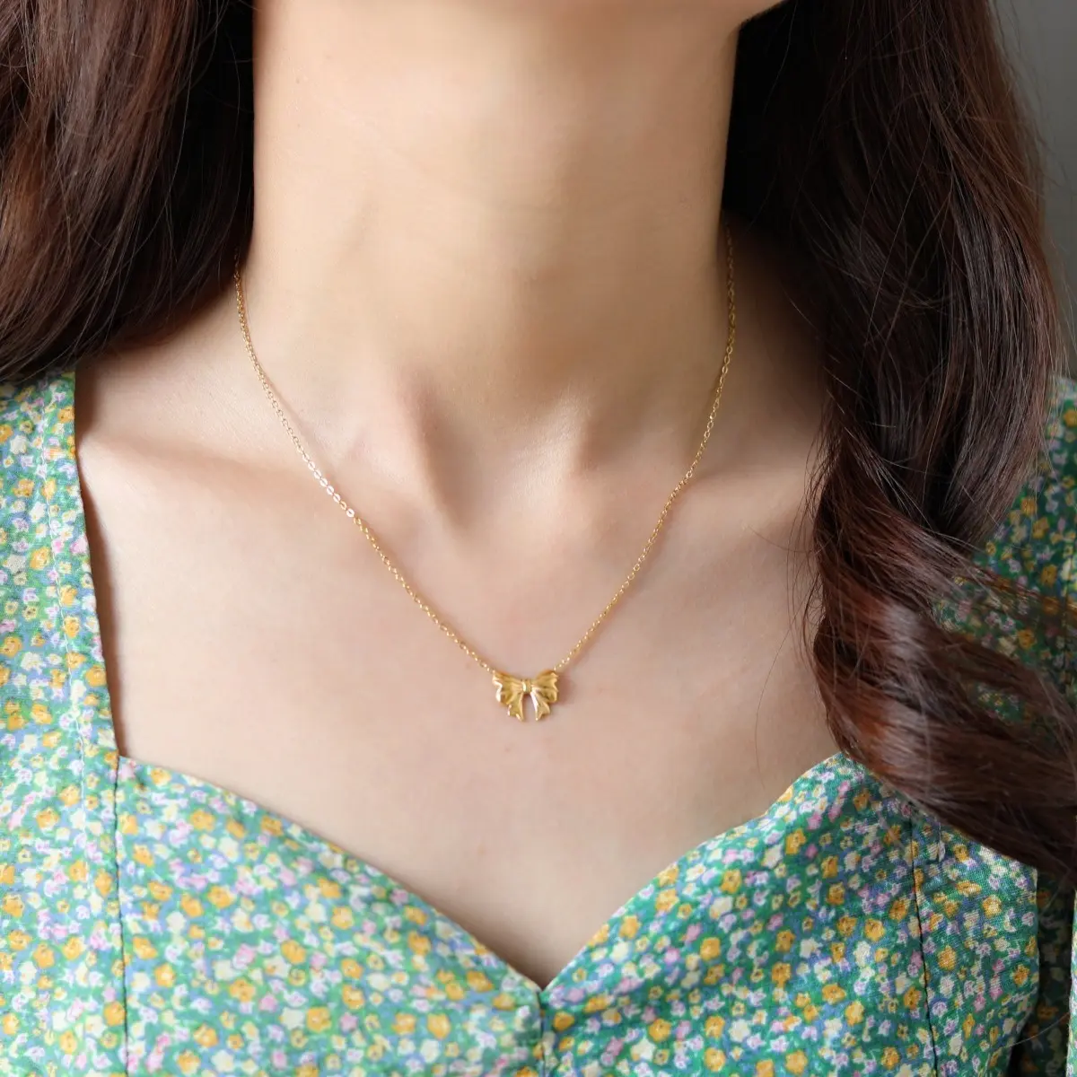 Exquisite bow-shaped pendant necklace for women, a collar chain with decorative accessories