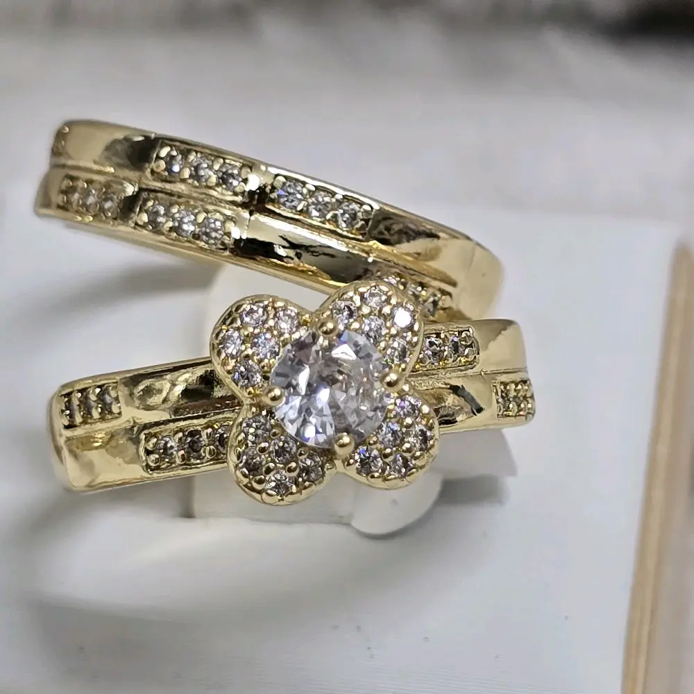 #0074 Anillo de Matrimonio Adiamantadas 14k Alta Calidad Oro Laminado con Diseño Florales y Pedres Centrales