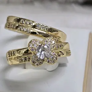 #0074 Anillo de Matrimonio Adiamantadas 14k Alta Calidad Oro Laminado con Diseño Florales y Pedres Centrales
