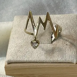 14k gold ring with dangling heart size 7