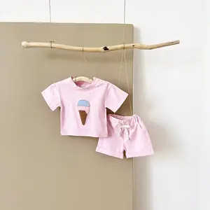 Light-colored summer baby set for infants/toddlers: ice cream patch appliqué crew-neck short-sleeve top + loose, breathable shorts; pink infant clothing (short-sleeve and shorts, no shoes, hats, or other accessories included).