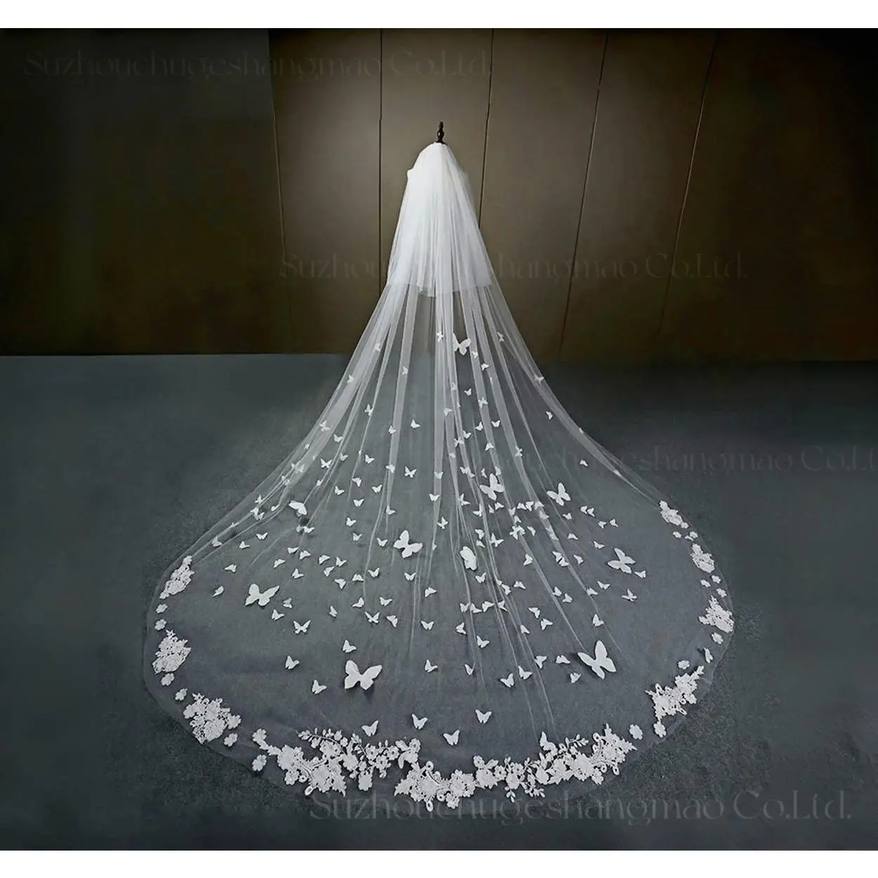 Long Lace Edge 3D Butterfly Floral Appliques Face-Covered Cathedral Bridal Veil With Comb velo de novi