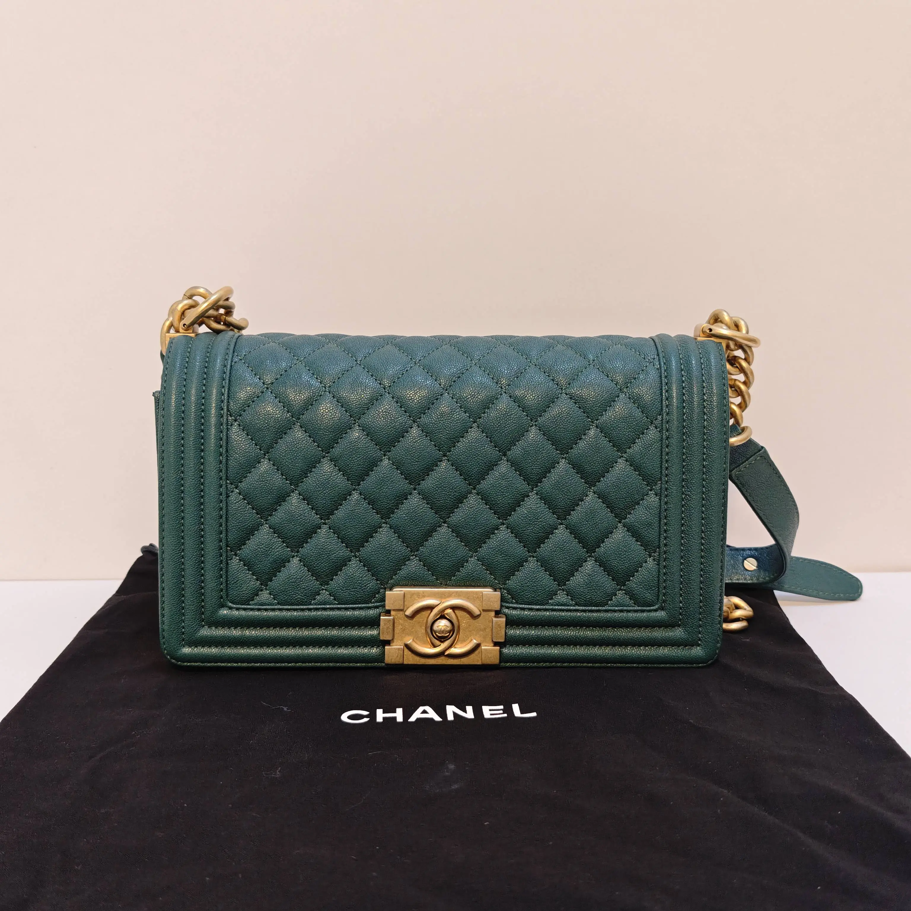 Pre-owned CHANEL Caviar leather Crossbody Bags medium Boy flap bag in dark green grained calfskin, desined by Karl Lagerfeld and featuring an antiqued gold chain and a distinctive rectangular clasp.