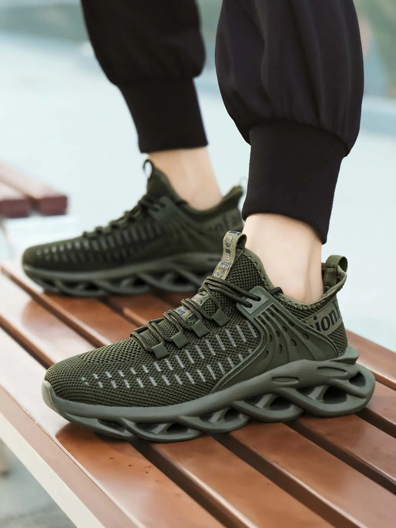 Fashion Men's Sporty Low Top Sneakers, Breathable Mesh, Thick Sole Shock Absorption, Versatile Trendy Dad Shoes, All Seasons, Medium Width