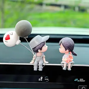 Cute Couple Car Dashboard Decorations, Lovely Couple Kiss Cartoon Figurines Car Ornament, Resin Material Boy Girl Car Interior Decoration with Balloon for Car Dashboard Gifts
