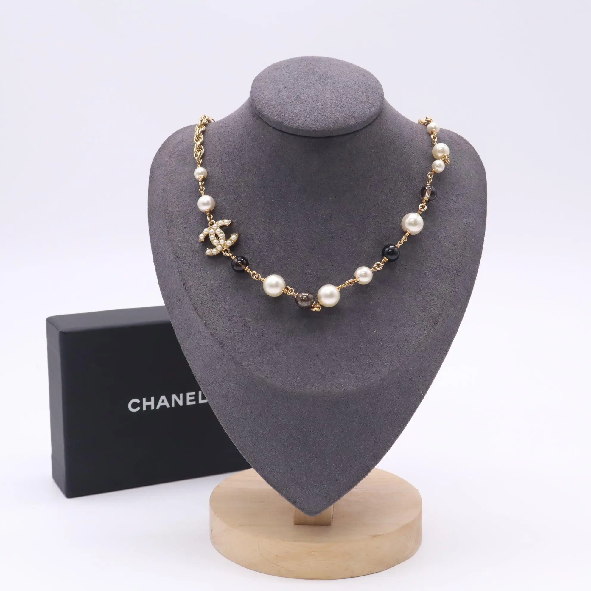 Pre-owned Chanel Glass Pearl, Black Bead, & Crystal CC Choker Necklace W22681