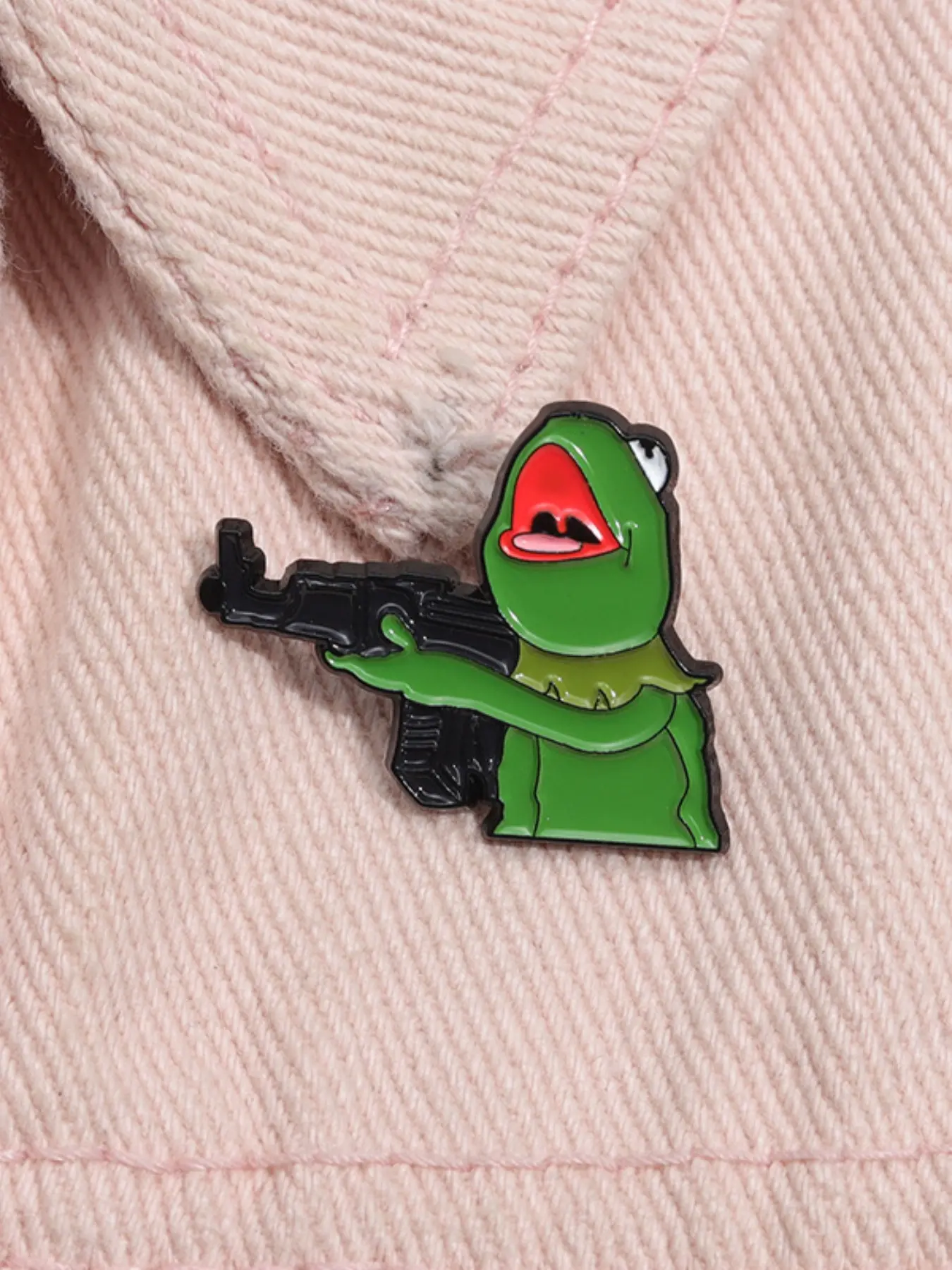 Kermit Frog with Gun Enamel Pin The Muppet Show Cartoon Character Funny Animal Metal Brooch Clip Lapel Backpack Badge Fashion Jewelry Accessories Gift for Friends