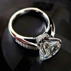 Exquisite Luxury Engagement Ring - Shiny Cubic Zirconia Inlay - Everyday Wear - Fashionable Engagement Rings for Ladies - Holiday Gift