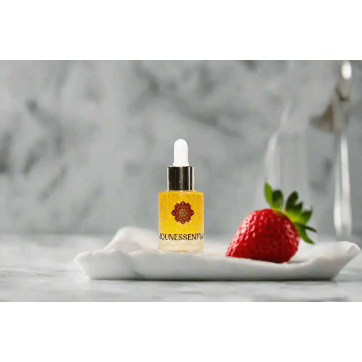Strawberry Seed Essential Oil, 15ml, Natural Ingredients, Lightweight, Light Non-Greasy Texture, Supports Skin Elasticity for Aromatherapy & Alternative Health Treatments