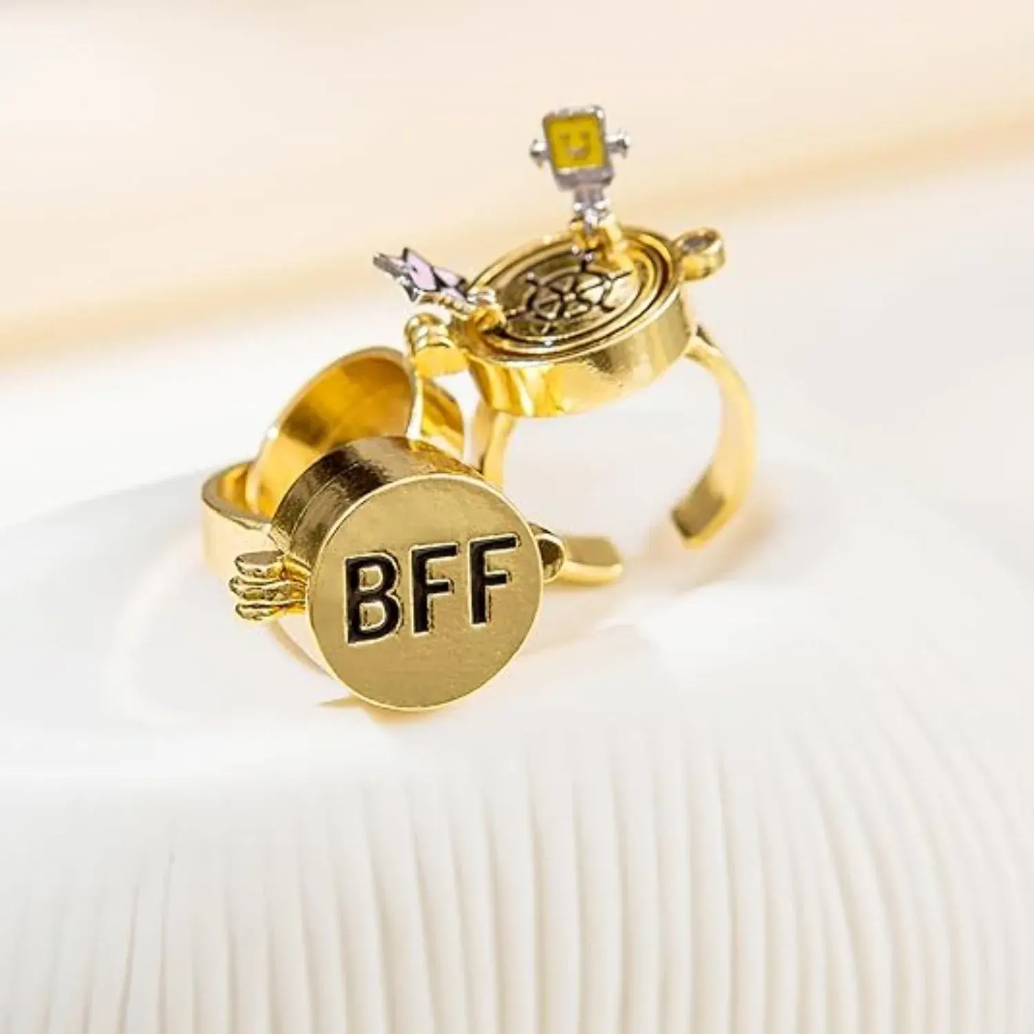 An innovative and adorable animated ring accessory that vividly depicts the sweet bond between friends. It is perfect for giving to your best friend.2pc