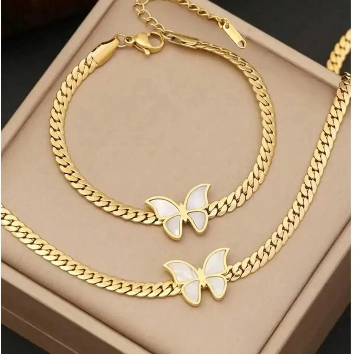 2 Piece Butterfly Pattern Stainless Steel Jewelry Set, Gold Plated Necklace and Bracelet, Non Tarnish Metal Accessory for Women, Elegant Style for Daily Matching and Gifting