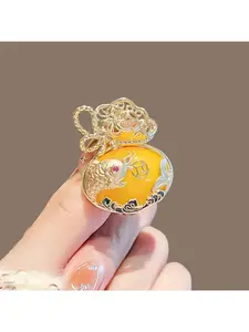 Chinese-style koi fish lucky bag brooch, enamel honeycomb money bag, ancient-style corsage, high-end charm, auspicious fortune, elegant flag dress pin