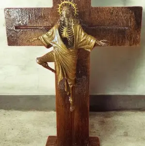 Undead Savior Crucifix Statue - Wooden Cross with Detailed Sculpture for Religious Decor