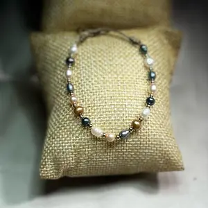 Pulsera en hilo, perlas de rio de colores y balines en rodio