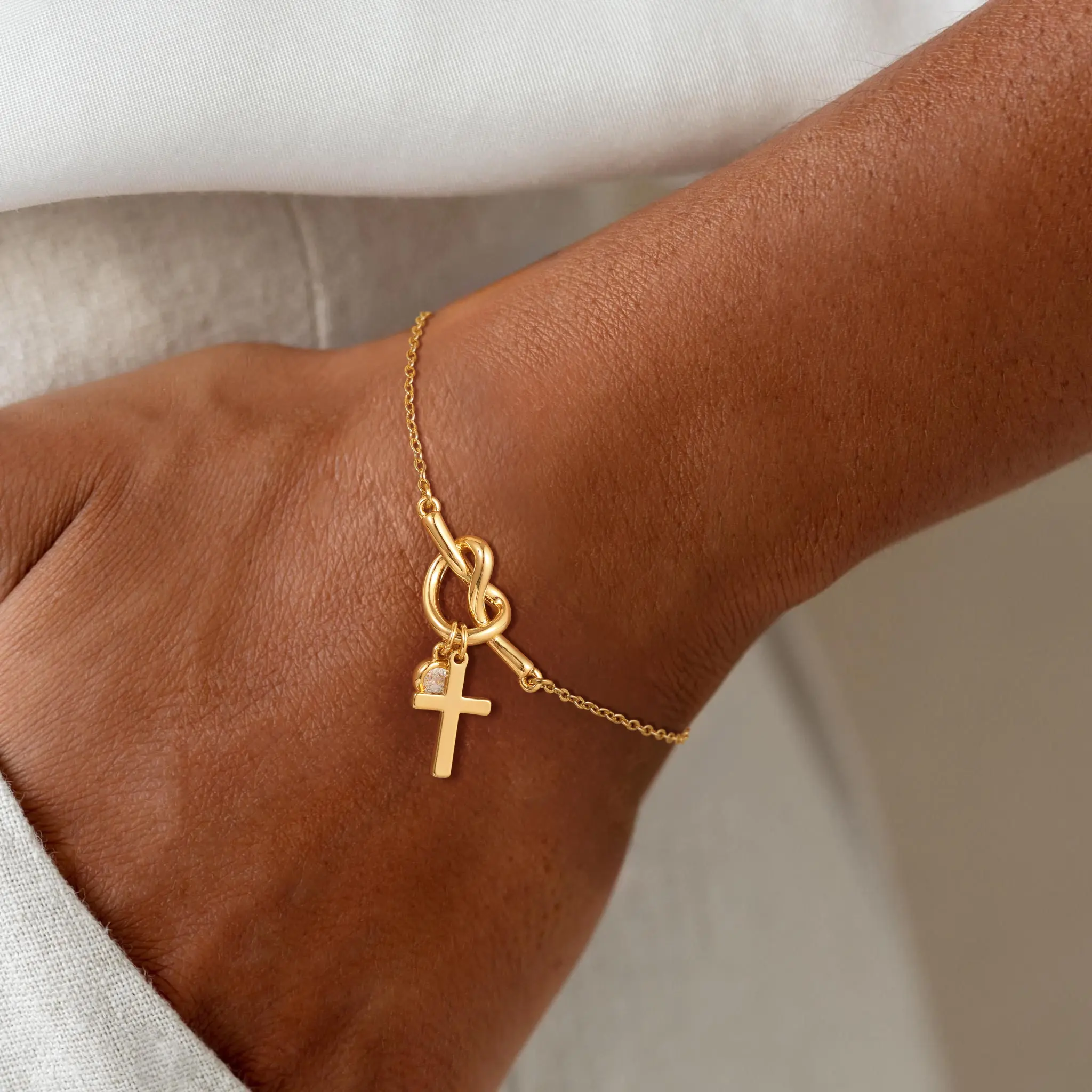 Loyalove Cross Gold Bracelet, Exquisite and Fashionable, Suitable for Women's Handmade DIY 5mm Zircon Pendant Heart Knot Bracelet, Exquisite Gift, Suitable for Everyday Wear Jewelry