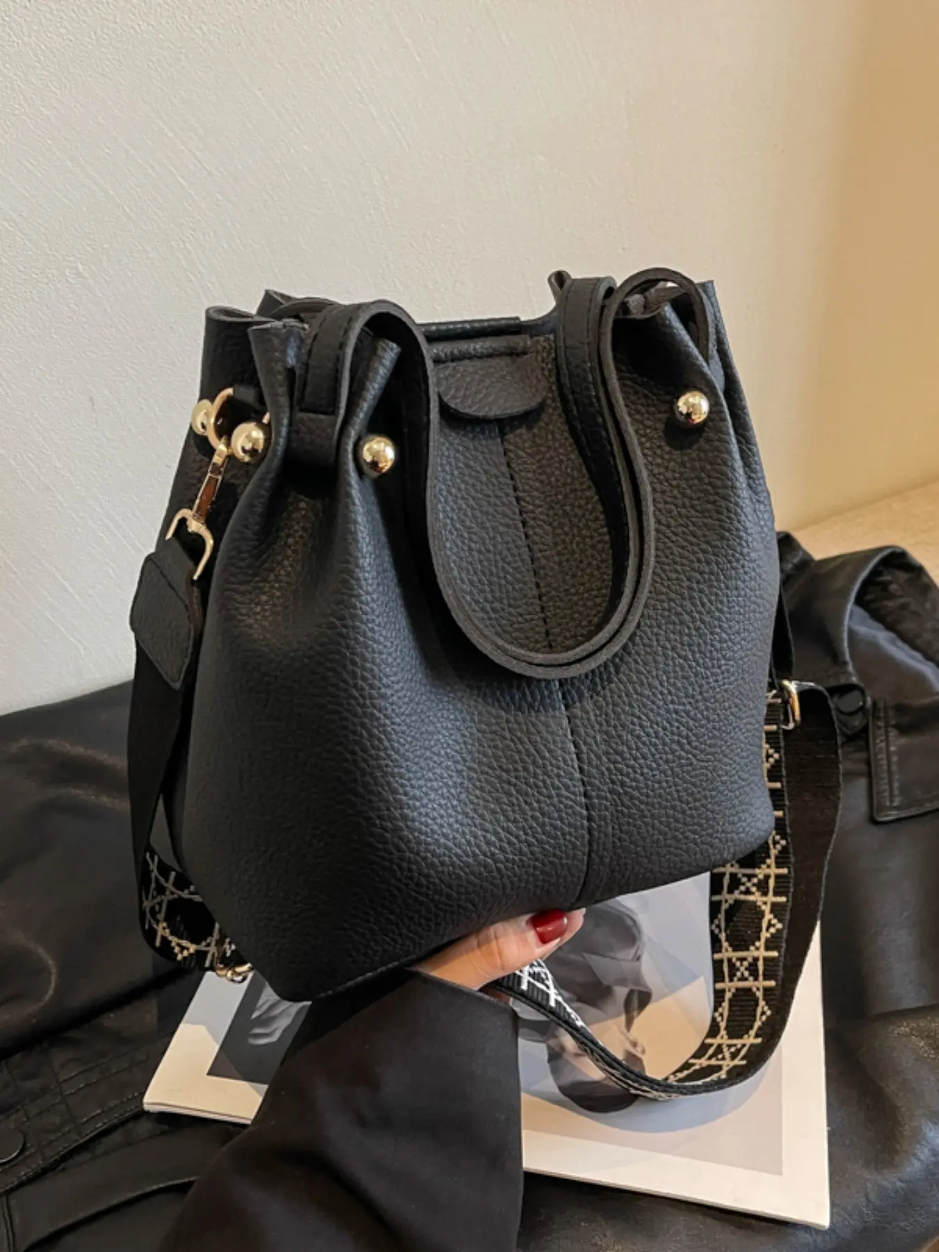 Fashion Bucket Bag for Women, Wide Strap Shoulder Bag, Fashionable Shoulder Bag, Crossbody Bag, Large Capacity, Versatile Lady Handbag, Trendy Female Accessories, Fashion Bags