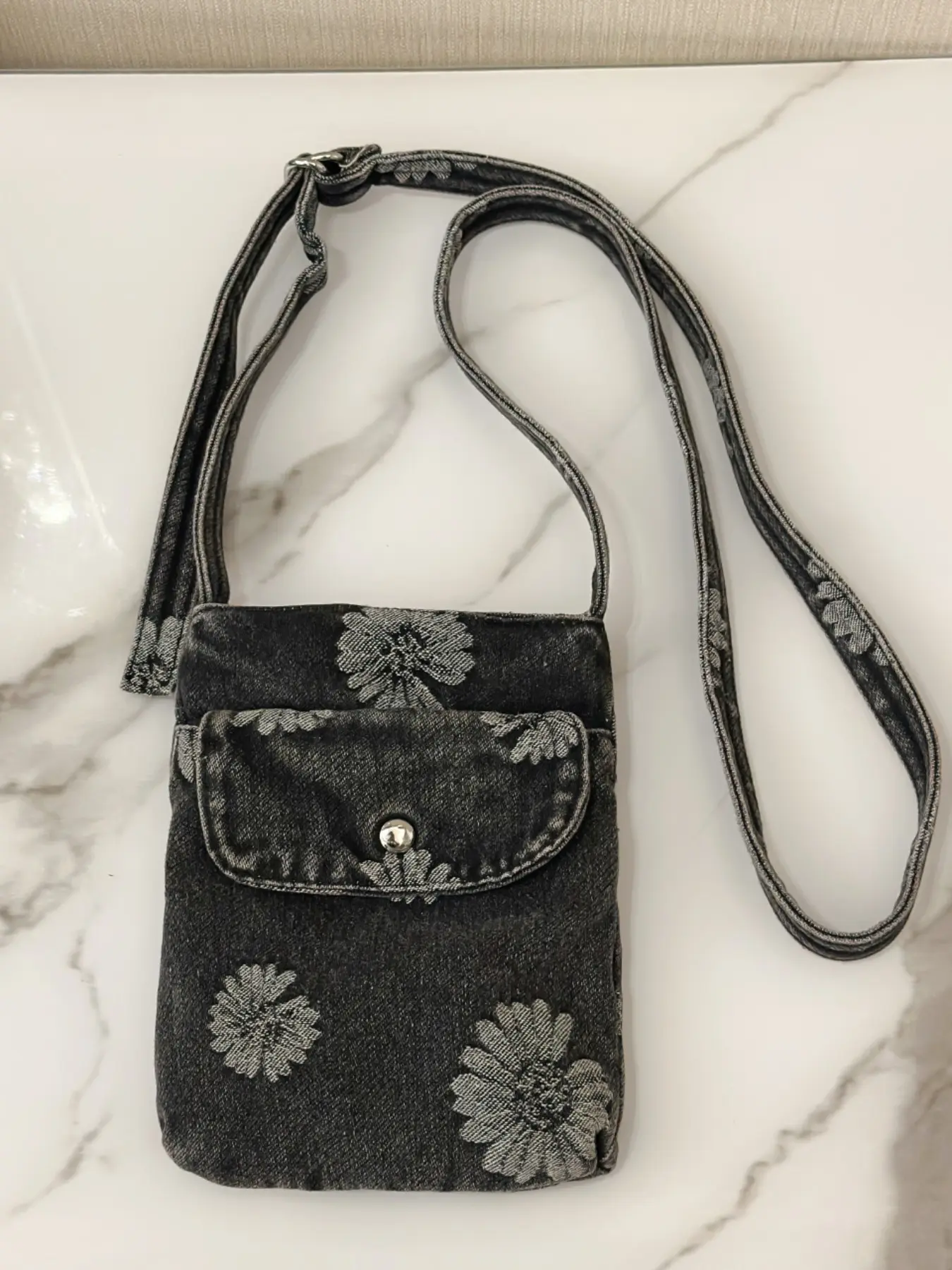 Light Blue Denim Daisy Print Crossbody Bag, Crossbody Purse, Women's Casual Shoulder Bag, Stylish and Trendy Accessory, Perfect for Daily Use