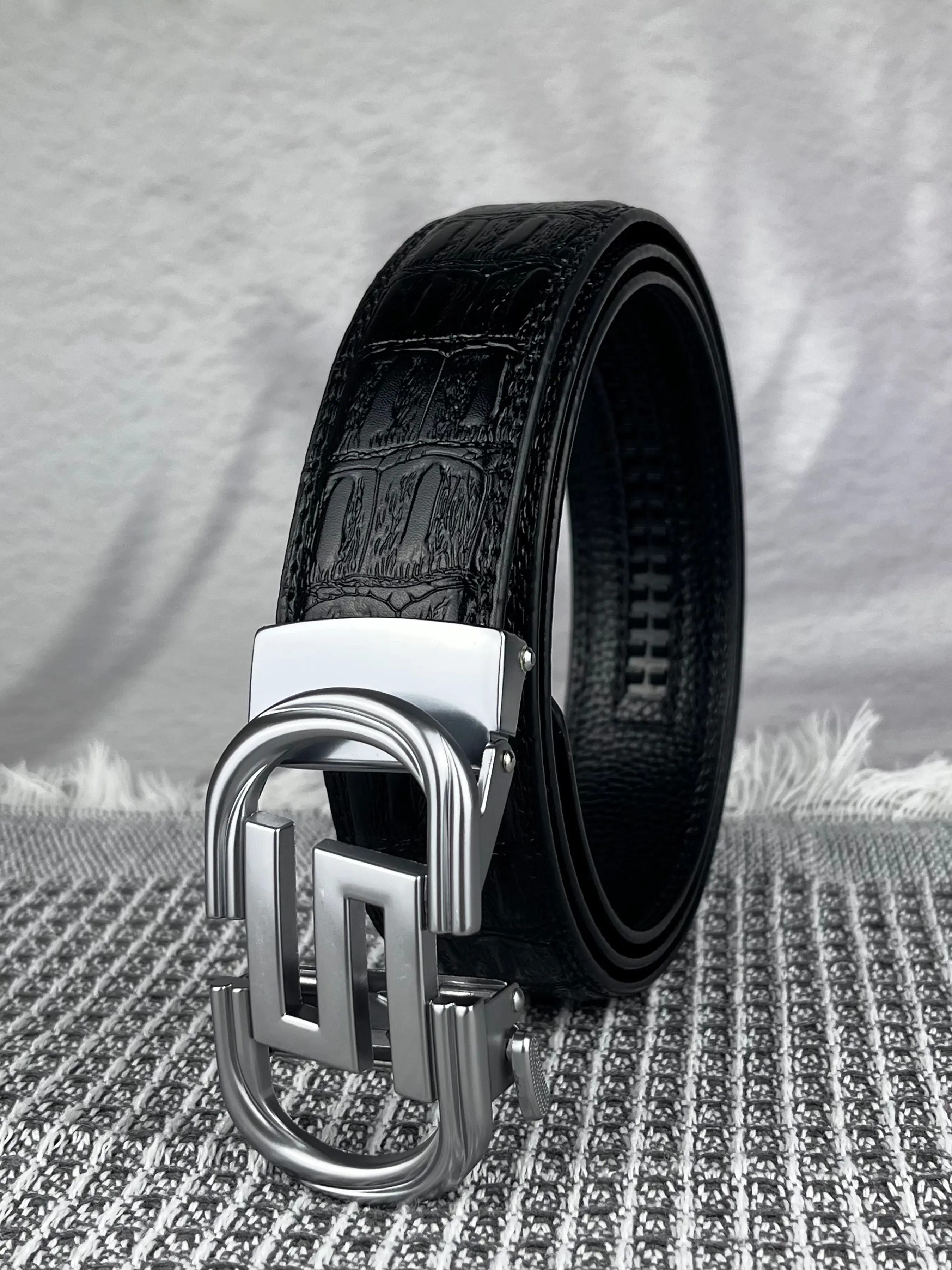 Cool black crocodile-patterned embossed belt with a black silver alloy automatic buckle, featuring a letter design, 1.38in/3.5cm wide for a fashionable look, suitable for daily work, outdoor sports, and various other occasions, Pu Leather Belts