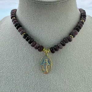 Collar Virgen Milagrosa con piedras naturales vino | Collar elegante hecho a mano