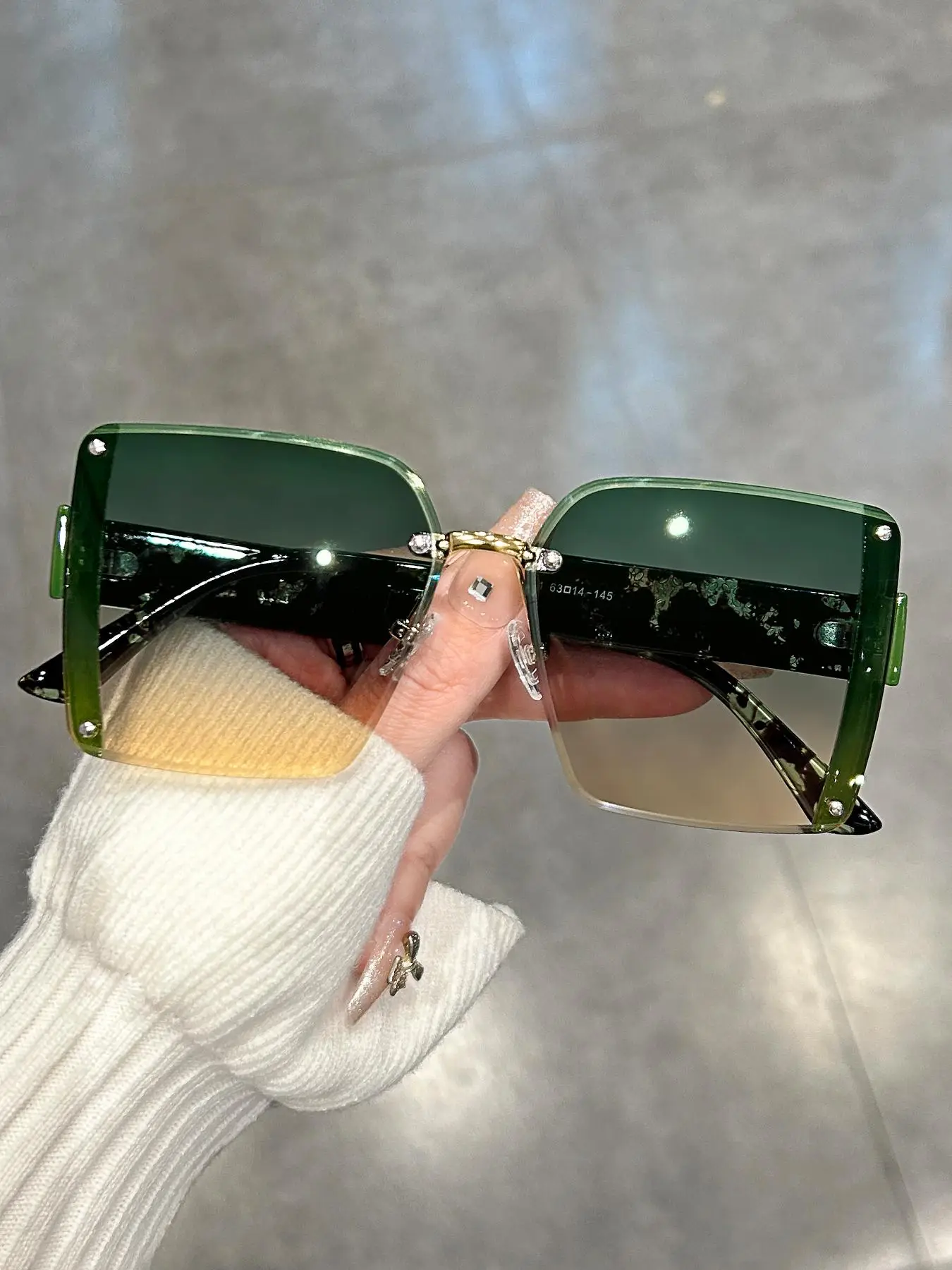 Unisex Elegant Square Frame Ombre Lens Sunglasses, Summer Casual Glasses Trends for Women, Modern Sunglass Reflection for Everyday Outdoor Back To Sch