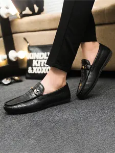 Classic metal buckle paired with crocodile texture in 2026, the high-end aesthetics of black and white men's shoes, crocodile embossed fashionable men's shoes