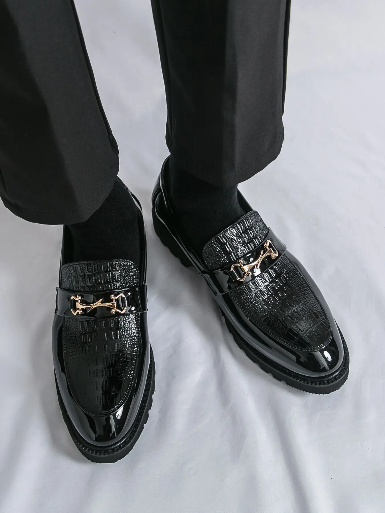 Men's Alligator Pattern Mirror Finish Loafers, Metal Buckle Decoration, Business Casual, High-End Daily Commute Shoes, Trendy Footwear, Dress Loafers Shoes