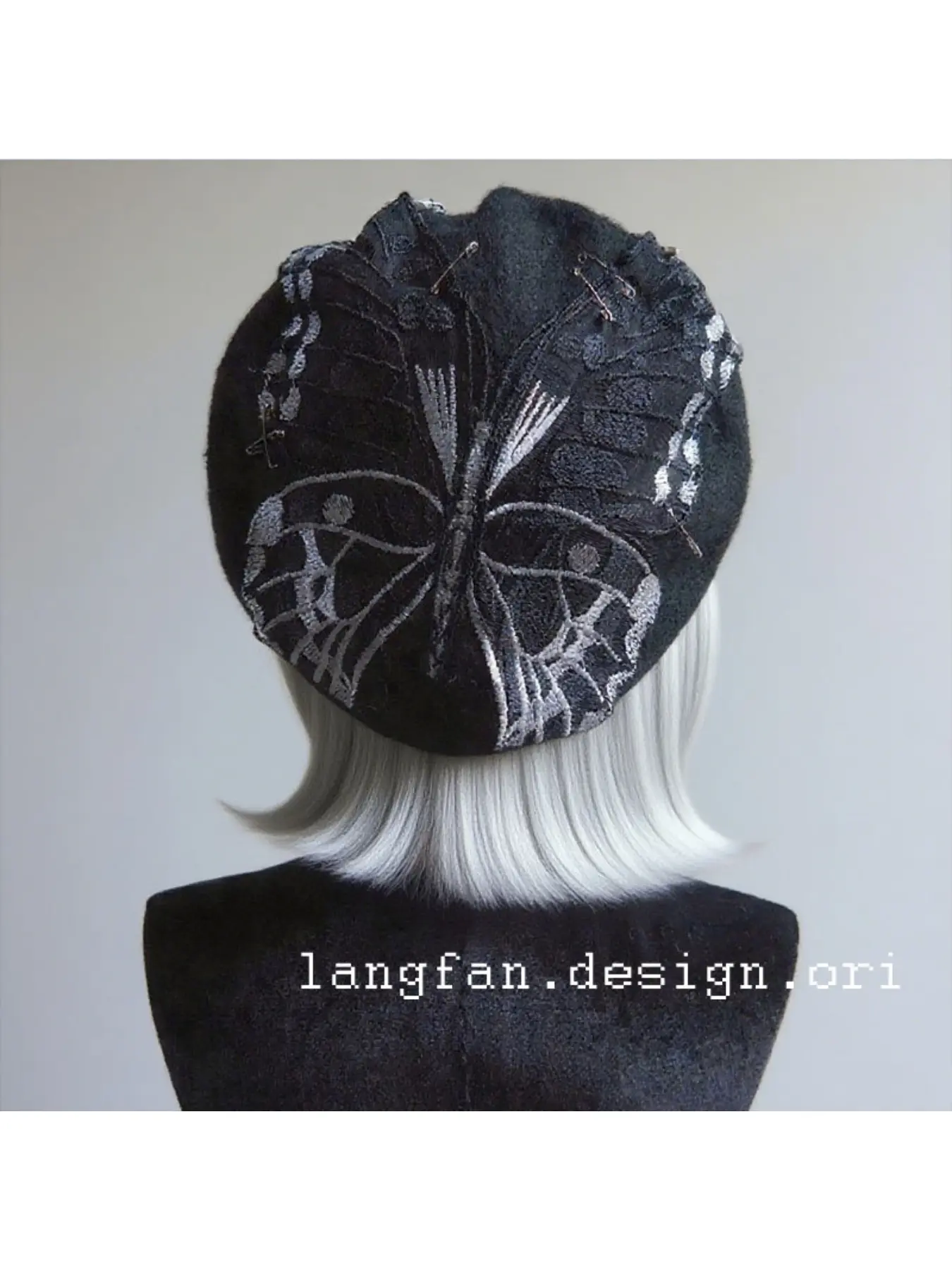 New butterfly embroidered beret, dark gothic black, warm and windproof for early spring, suitable for outings.