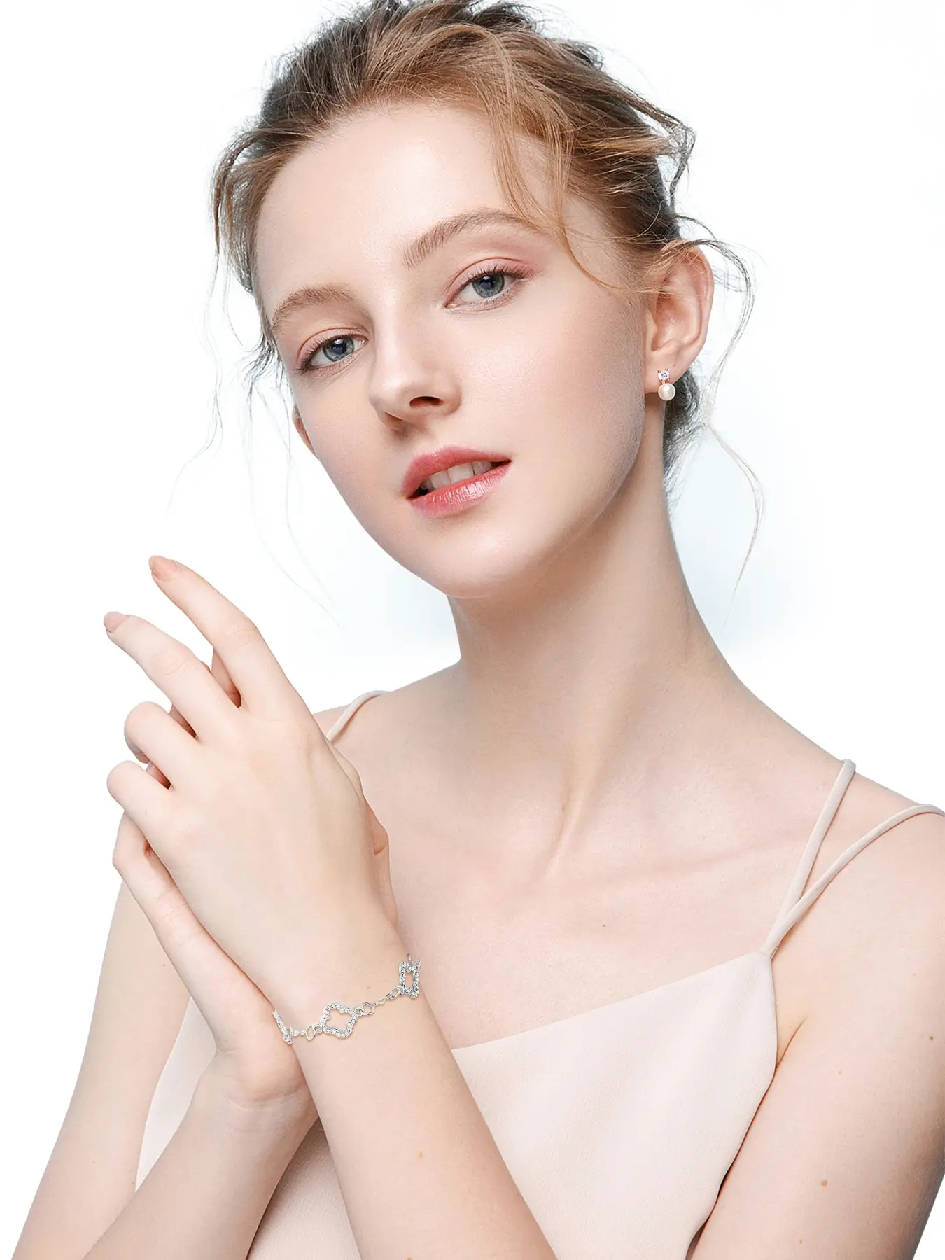 The minimalist lucky clover bracelet is a French style, luxurious hollowed out four leaf flower bracelet, suitable for daily wear, vacation occasions, and is also an exquisite small gift, fashion bracelets, Bracelet jewelry