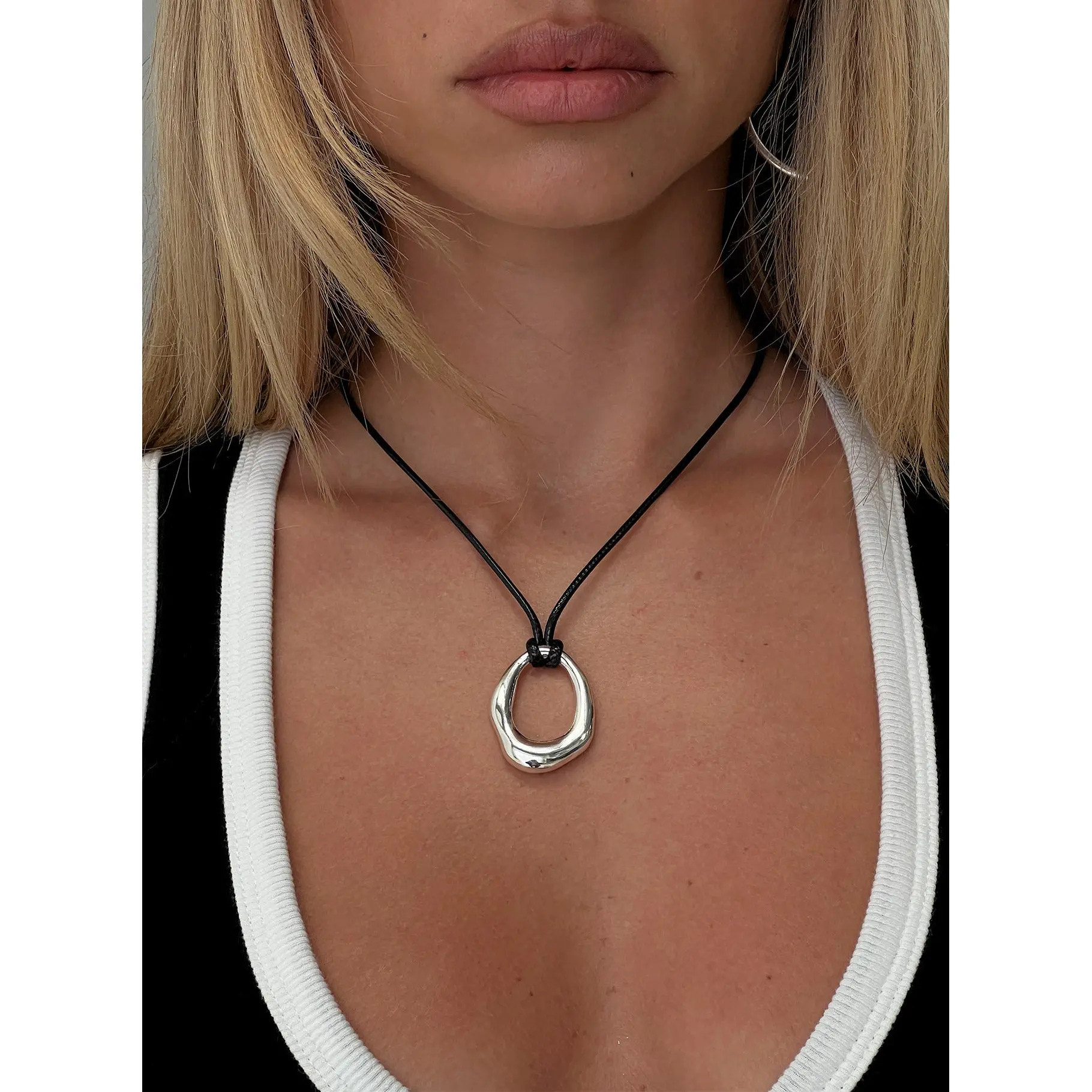 Star Quality Pendant Necklace Black / Silver