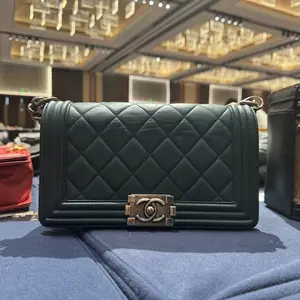 Pre-owned CHANEL H5 dark Le Boy chain bag bz051904