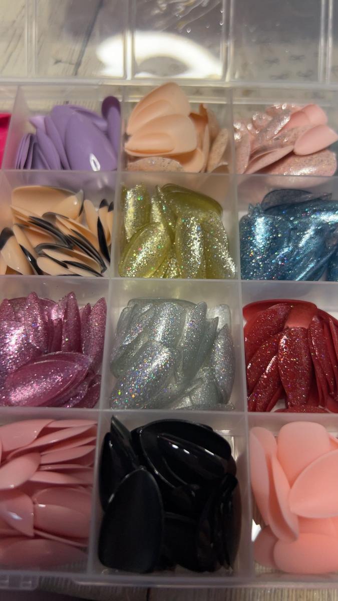 Item: Short Almond -24 Colors 15 Sizes 720 Pcs Mirror 