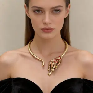 Heavy-duty design metal oil-drip inlaid diamond leopard choker, light luxury high-end feel open elastic collarbone necklace