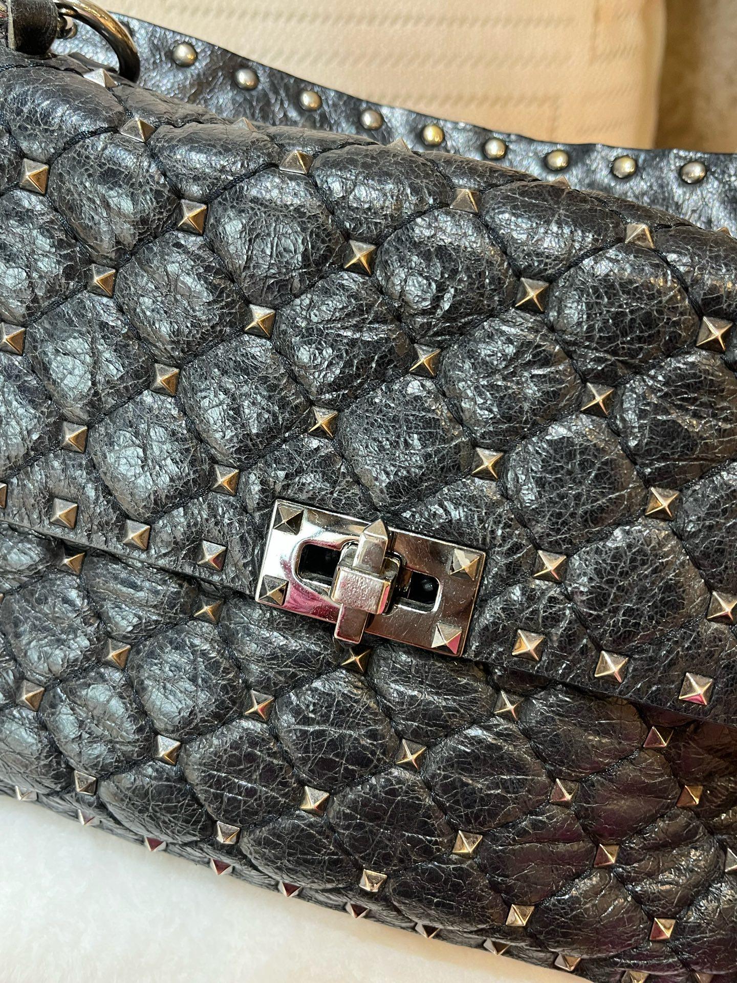 Pre-owned Valentino Garavani Rockstud Spike Small Shoulder Bag in black grained leather 1919