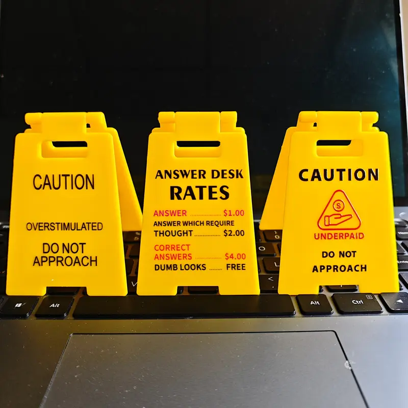 3pcs Overstimulation Desk Signs, Fun Office Prank Gifts, 3D Printed Warning Signs for Cubicle Decor, Teamwork Jokes for Colleagues & Bosses, Decorative, Office Decoration, Signage, Caution Overstimulated Desk Sign