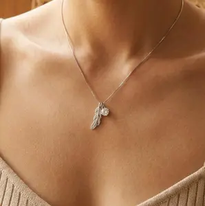 Feather Sparkle Pendant Necklace Light Luxury Minimalist Clavicle Chain Jewelry for Everyday Wear Office Outfits or Elegant Evenings