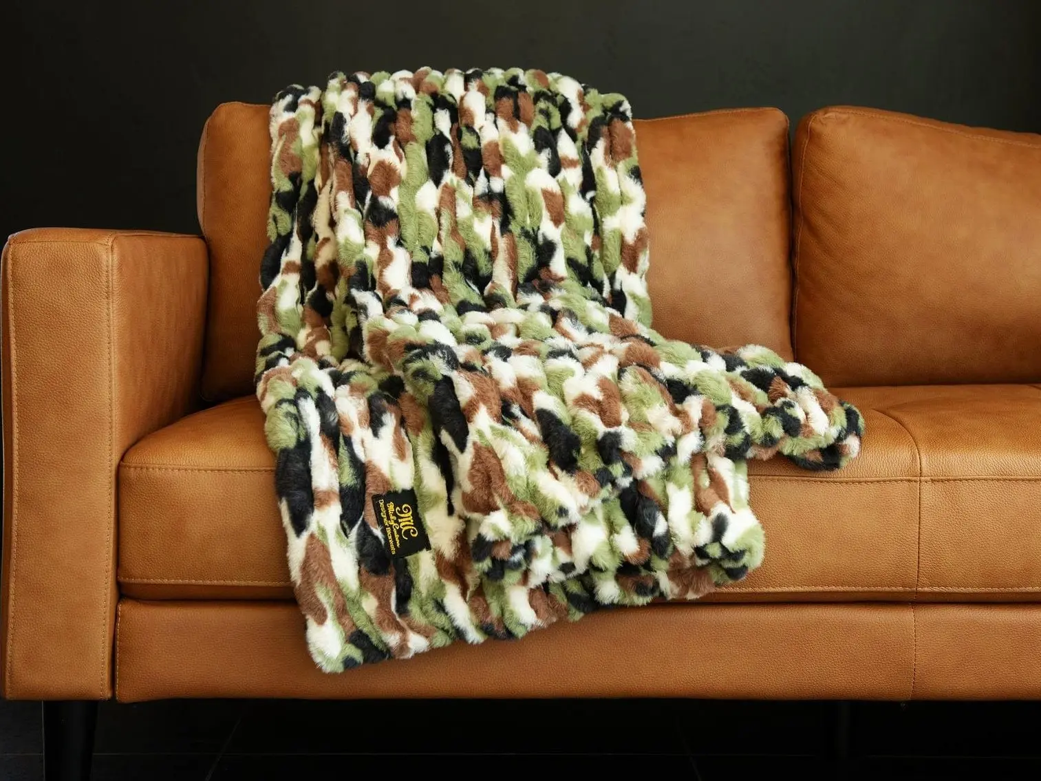 Hugs Camo Green Comfy Soft Warm Blanket - Cozy Chic Fabric, Casual Style, Ideal Gift Blanket for Throws, Suitable for Infants, Machine Washable, Non-Irritating