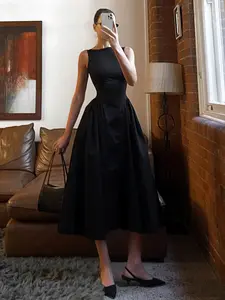 Vintage Red Low Neckline A-Line Sleeveless Dress, Waist-Defining Relaxed Fit Slip Dress, Elegant Banquet Style Party Gown, Formal Wear