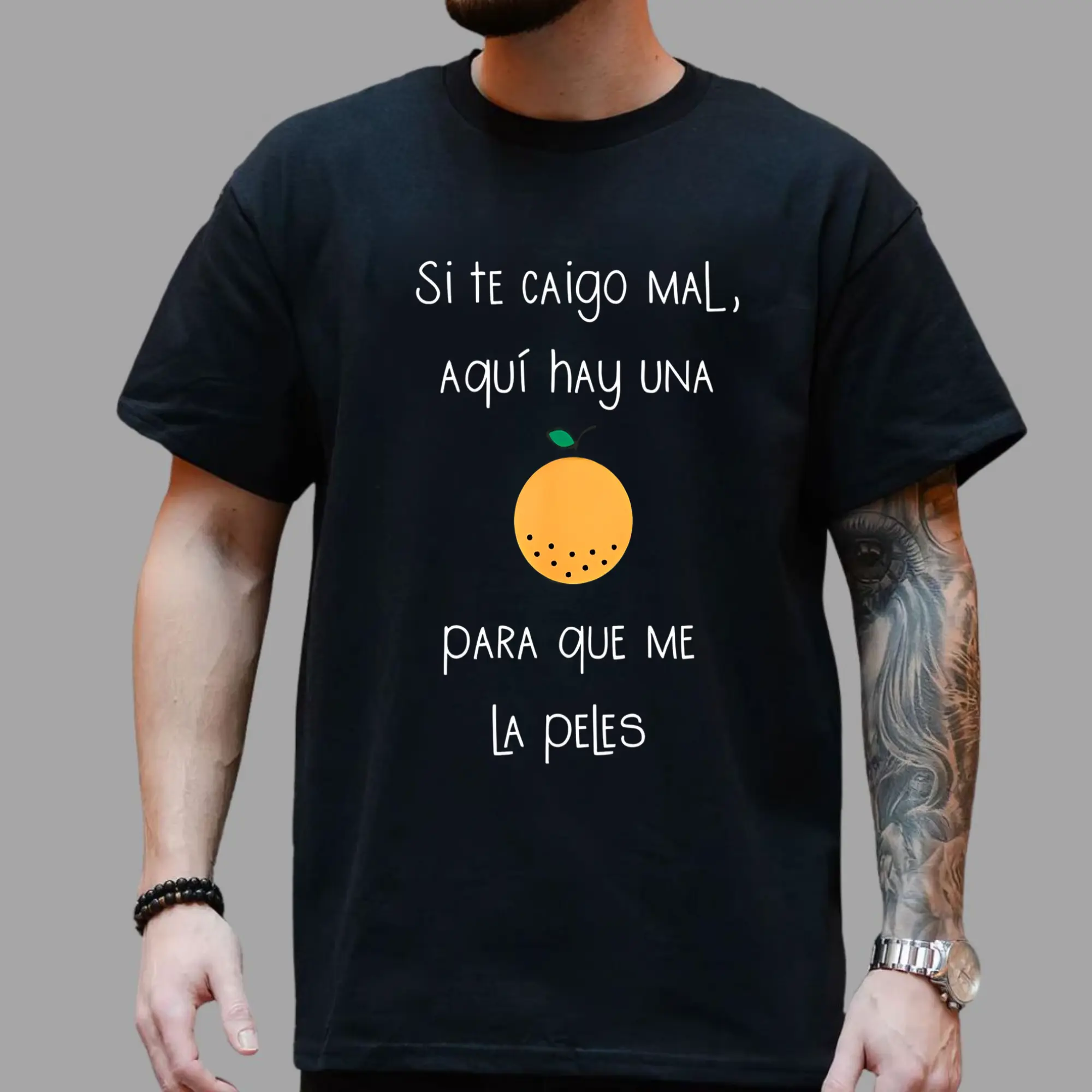 Camiseta Graciosa Para Latinos Hispanos Tee in Spanish T-Shirt, Funny Spanish T-Shirt, Si Te Caigo Mal Aquí Hay Una Naranja Para Que Me La Peles Tee, Humorous Graphic Shirt, Sarcastic Quote T-Shirt, Unisex Casual Tee for Men and Women