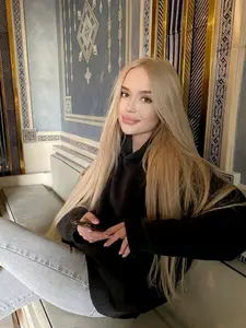 13x4 HD Transparent Lace Frontal Wig for Women, Pre-Plucked Blonde Long Straight, Heat Resistant Hair, 28 Inch 180% Density, Daily Wear & Parties