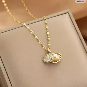 A light luxury niche style imitation pearl shell necklace femininity personalized fan pendant collarbone chain seaside vacation photo matching highlights elegant temperament women's trend accessories
