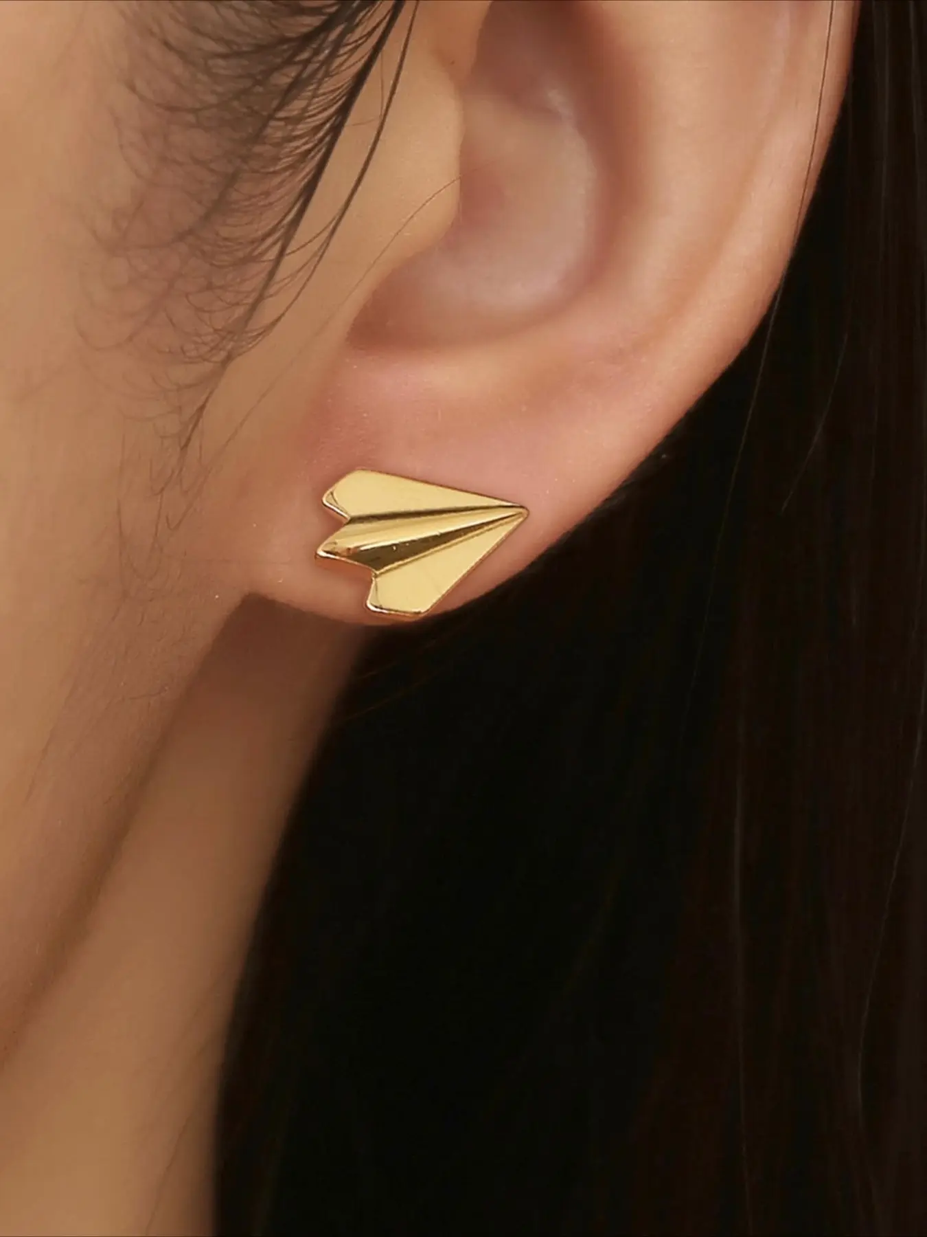 A Pair of Fashionable and Personalized Paper Airplane Earrings, Made of Stainless Steel That Does Not Fade, Creatively Designed Earrings, Versatile for Daily Commuting, and Graduation Gifts