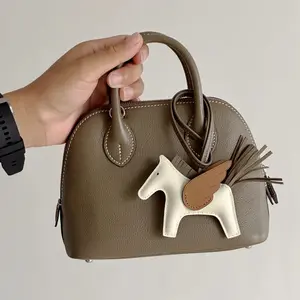 Versatile and fashionable bag charm in the shape of a little horse, in classic color schemes