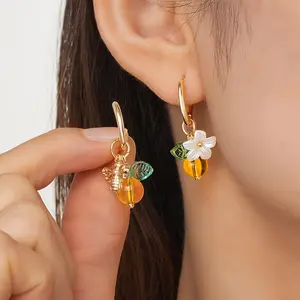 1 Pair of Pastoral Style Cute Asymmetrical Earrings with Bee and Flower Glass Bead Pendant, Women's Summer Sweet Casual Jewelry Suitable for Daily Wear, Vacation, and Evening Parties