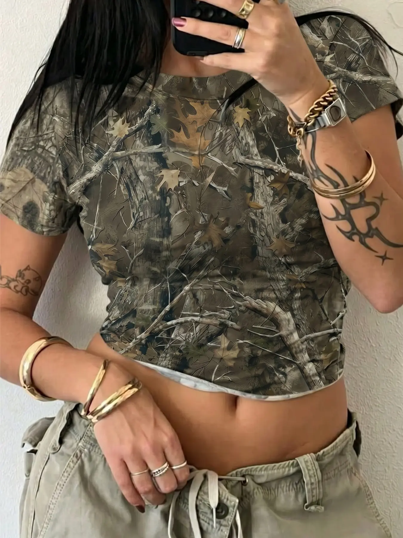 Women's Y2K Camo Print Graphic Crop Top, Slim Fit Short Sleeve Crew Neck Streetwear T-Shirt, Camo Tees, Vintage Camouflage Casual Summer Daily Wear, Grunge 90s Style Tee for Party, Club, Vacation, Street Style, Trendy 2000s Fashion Womenswear