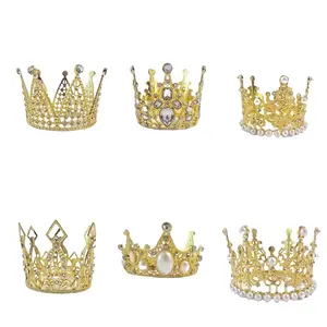 Paquete de 6 Coronas para Arreglos - Elegant Gold Crowns with Pearls and Gems for Special Occasions