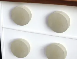 HomeRoots 635786 Off White Stone Disc Drawer Pull Knobs - Set of 6