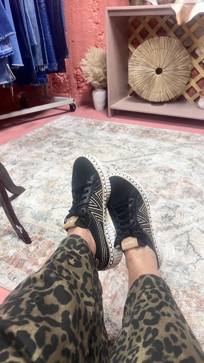 Item: Black, 8 Medium