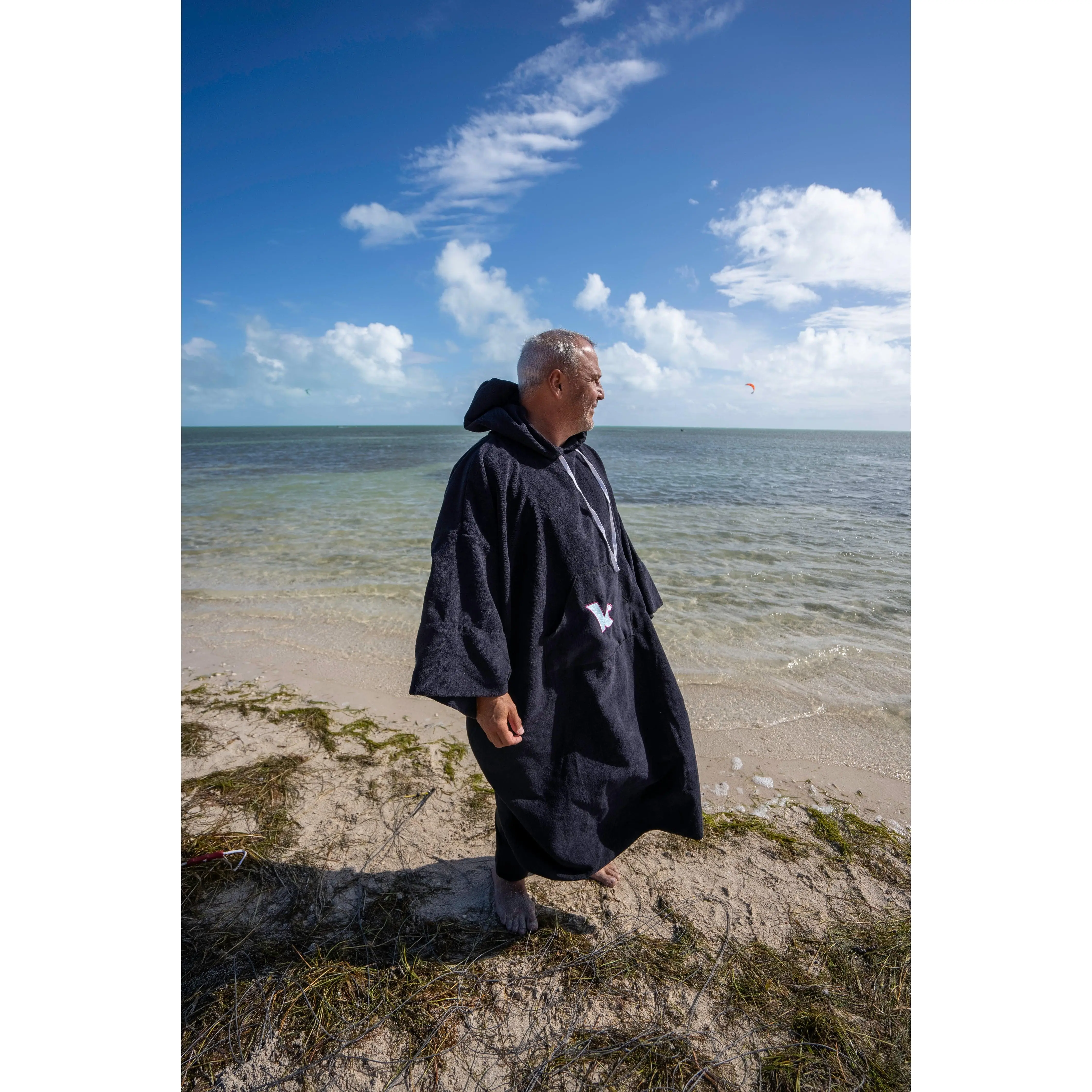 Kite Kulture Water-Resistant Changing Robe – Warm, Windproof Oversized Poncho for Watersports