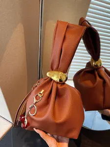 Fashionable and trendy pleated drawstring handbag, personalized textured bucket bag, casual and versatile design, simple and stylish with exquisite pendants, suitable for daily use and other scenarios, Drawstring purse